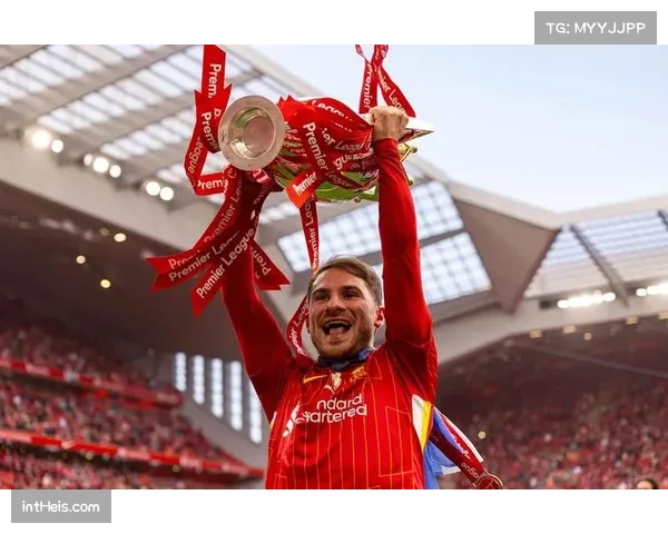 英超奖杯巡展至利物浦博物馆，吸引数千球迷参观