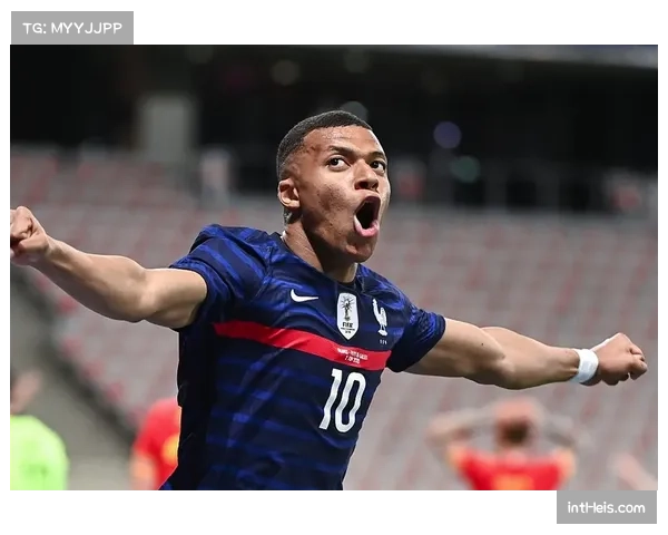 吉鲁吊射中柱,姆巴佩补射被扑遗憾连连 吉鲁吊射中柱,姆巴佩补射被扑遗憾连连